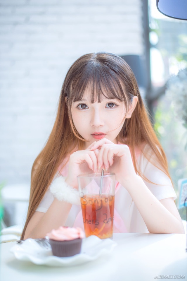 在伏德愕然的目光里，从江夏四周隐秘处，一艘艘快船迅速出现，密密麻麻的汇聚了一片，一眼望去，整个江面都被大小不一的船只铺满，浩浩荡荡。